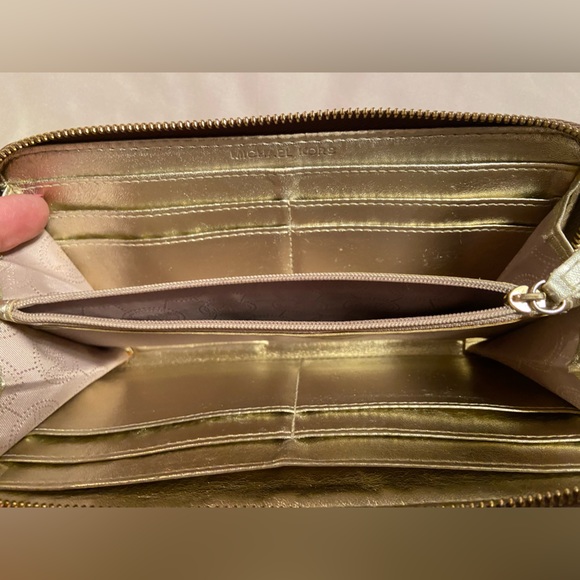 Michael Kors Wallet - Picture 5 of 7